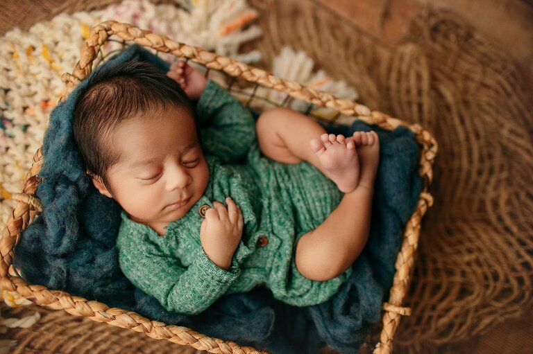 what to expect on a newborn session with pretty little prints photography